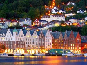 Bergen by i kveldsol
